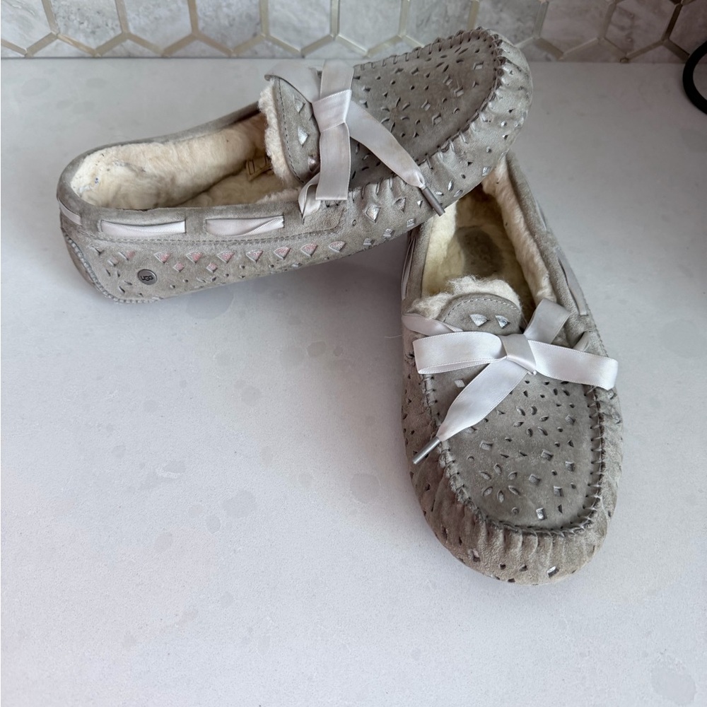 UGG DAKOTA Stargirl Gray Moccasin Slippers with Bow women’s size 8